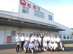 06_ヒカリ食品にて集合写真250