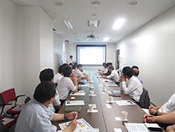 03_神戸大学先端膜工学センターにて説明を受けました。300